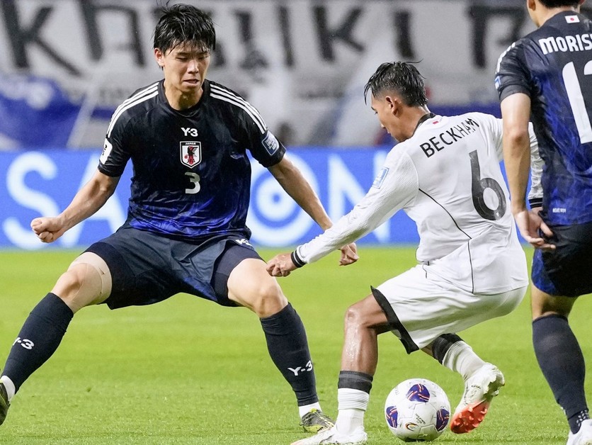 Kota Takai (vľavo) a Beckham Putra Nugraha v zápase Japonsko - Indonézia v kvalifikácii MS vo futbale 2026.