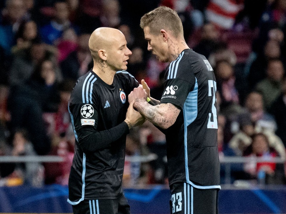 Na snímke vľavo Vladimír Weiss ml. a kapitánsku pásku mu odovzdáva Juraj Kucka (obaja Slovan).