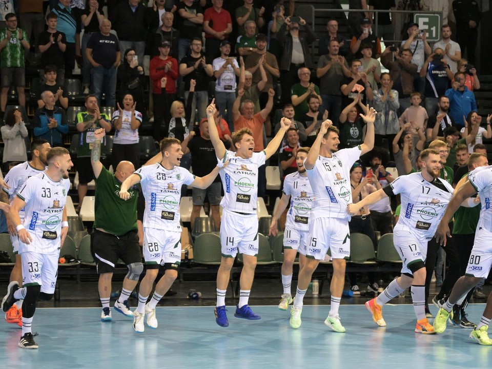 Hádzanári Tatrana Prešov sa tešia zo zisku 19. slovenského titulu.