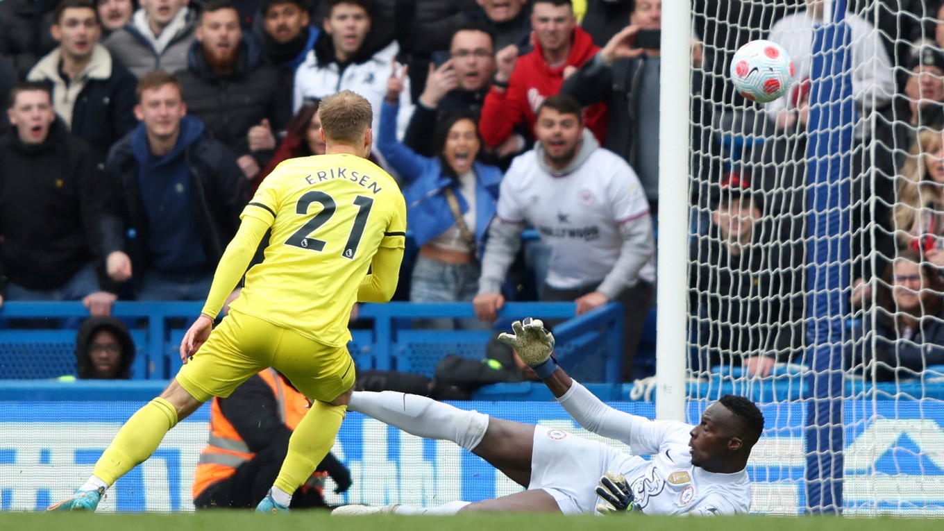 Christian Eriksen strieľa gól v zápase Chelsea FC - Brentford FC.