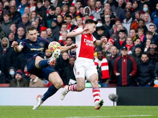 James Tarkowski (vľavo) a Kieran Tierney v zápase Premier League Arsenal FC - Burnley FC.