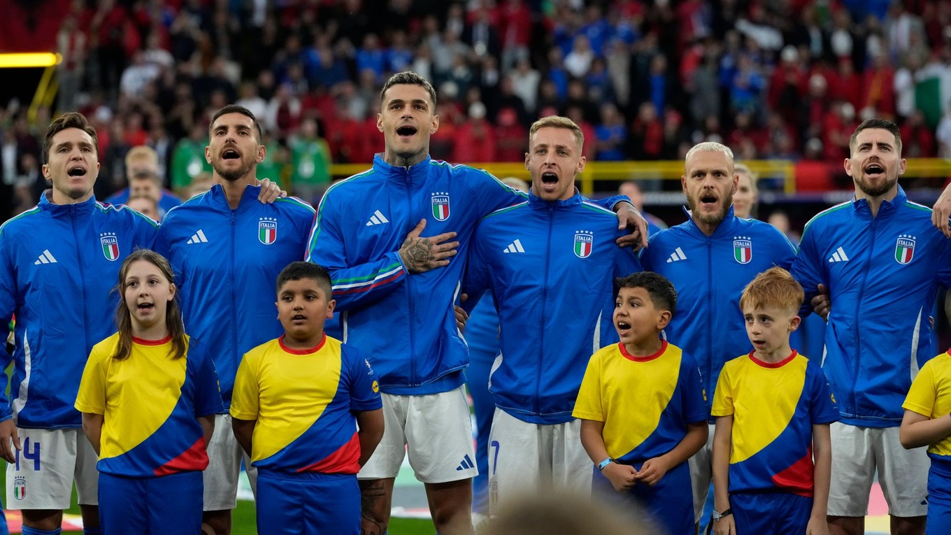 Talianski futbalisti spievajú národnú hymnu pred zápasom s Albánskom na EURO 2024.