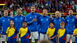 Talianski futbalisti spievajú národnú hymnu pred zápasom s Albánskom na EURO 2024.