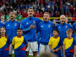 Talianski futbalisti spievajú národnú hymnu pred zápasom s Albánskom na EURO 2024.
