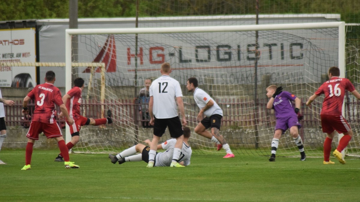 Gól Lukáša Petráša do siete Dávida Jankoviča z Komoče, v červenom Komjatičania Daniel Szabo (3) a Pavol Krehák (16).
