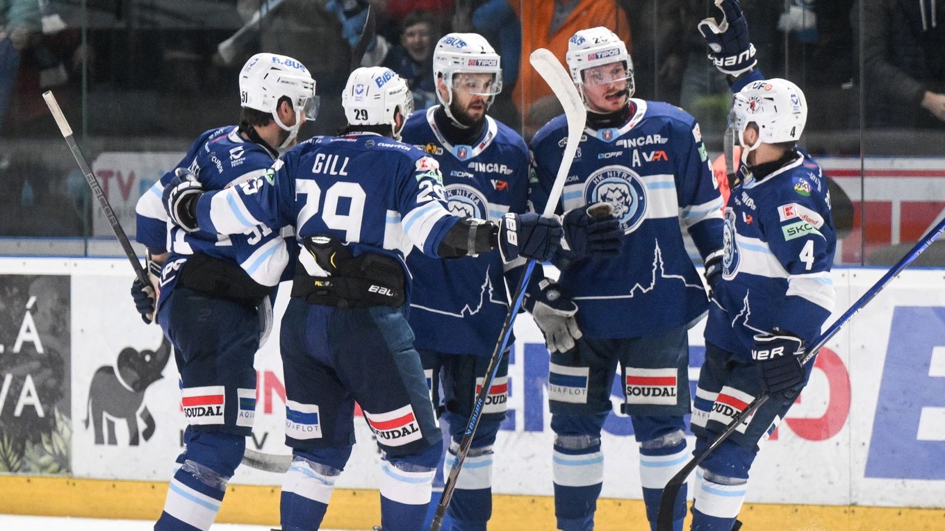Radosť hráčov Nitry po úvodnom góle v siedmom zápase semifinale play off Tipos extraligy medzi HK Nitra - DOXXbet Vlci Žilina.