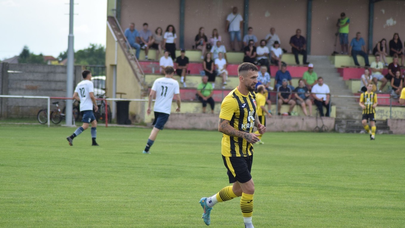 Ján Chovanec (vpredu) hral prvú ligu v troch krajinách, teraz nastupuje za rodnú Lipovú.