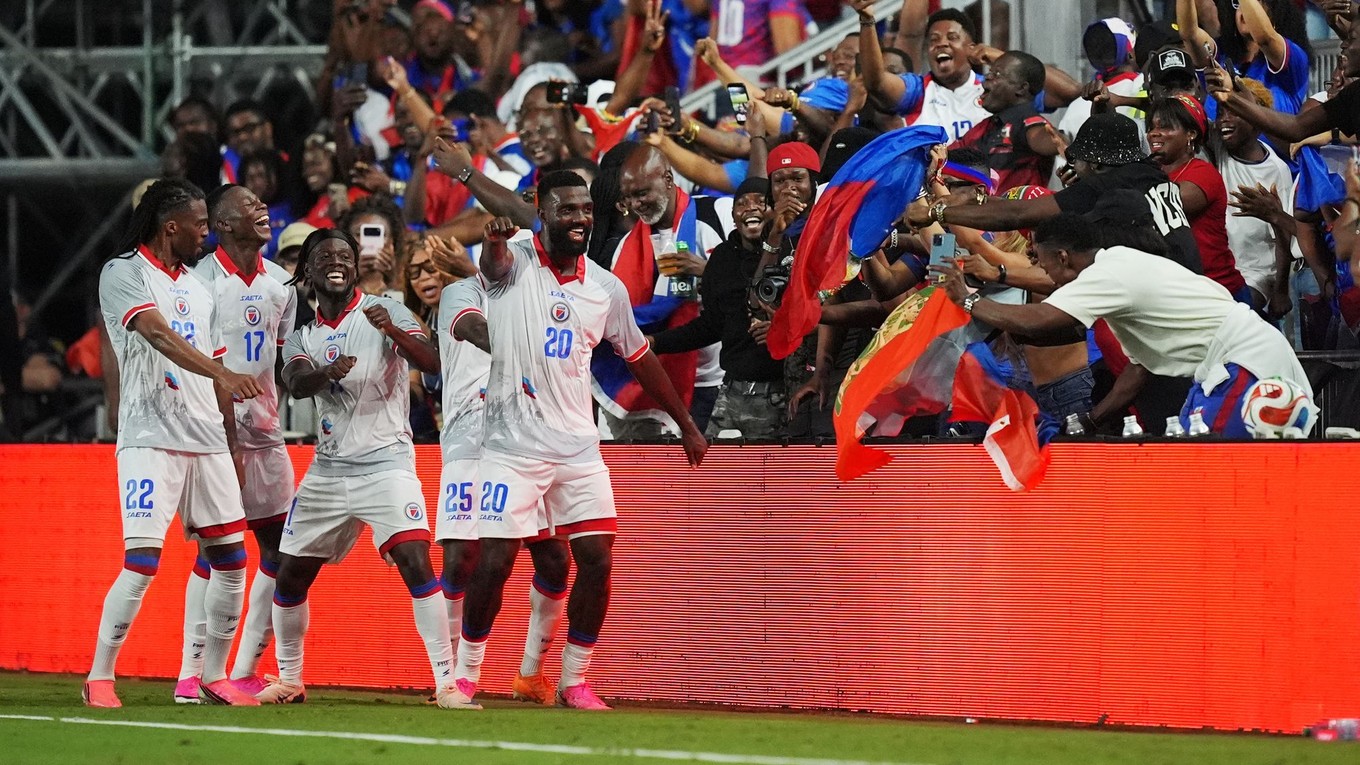 Haiti oslavuje gól. 