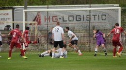Gól Lukáša Petráša do siete Dávida Jankoviča z Komoče, v červenom Komjatičania Daniel Szabo (3) a Pavol Krehák (16).