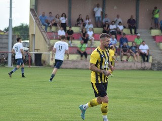 Ján Chovanec (vpredu) hral prvú ligu v troch krajinách, teraz nastupuje za rodnú Lipovú.