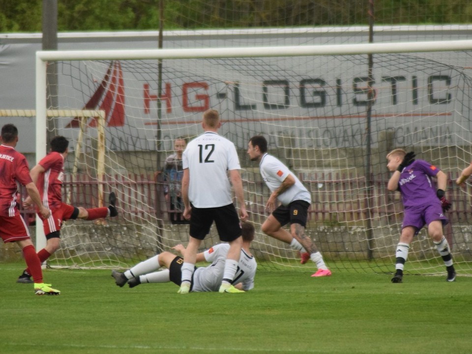 Gól Lukáša Petráša do siete Dávida Jankoviča z Komoče, v červenom Komjatičania Daniel Szabo (3) a Pavol Krehák (16).