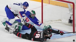 Momentka zo zápasu medzi Slovenskom a Kanadou na MS v hokeji U20 v roku 2023. Šimon Nemec a Adam Gajan likvidujú šancu Caedana Bankiera.
