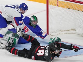Momentka zo zápasu medzi Slovenskom a Kanadou na MS v hokeji U20 v roku 2023. Šimon Nemec a Adam Gajan likvidujú šancu Caedana Bankiera.
