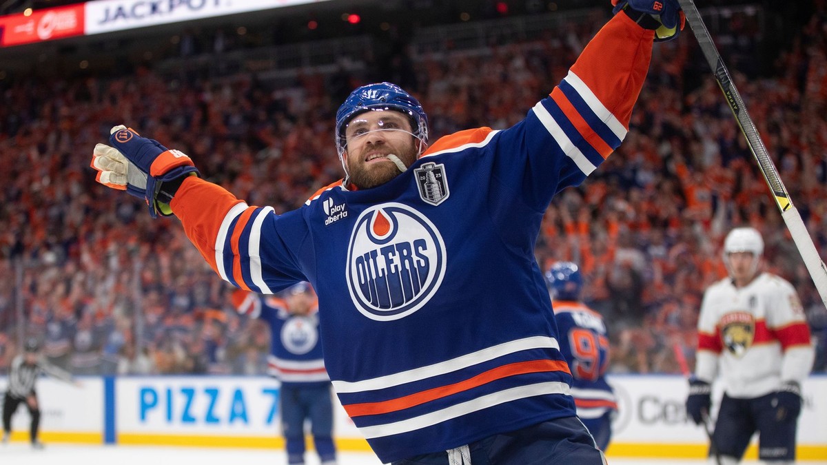 Leon Draisaitl (Edmonton) oslavuje po tom, ako strelil víťazný gól proti Floride.