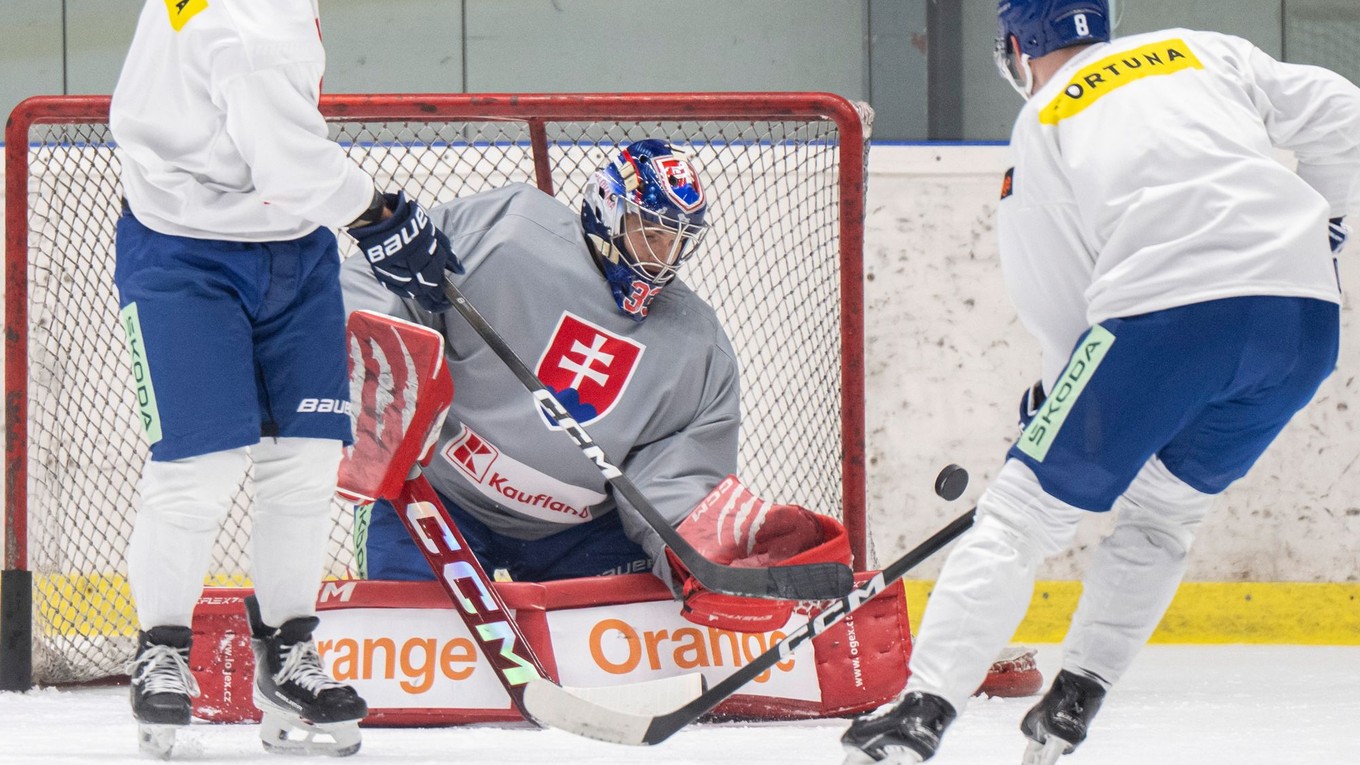 Slovenskí hokejoví reprezentanti zľava Maxim Čajkovič, brankár Stanislav Škorvánek a Šimon Petráš počas tréningu