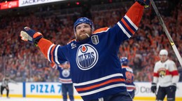 Leon Draisaitl (Edmonton) oslavuje po tom, ako strelil víťazný gól proti Floride.