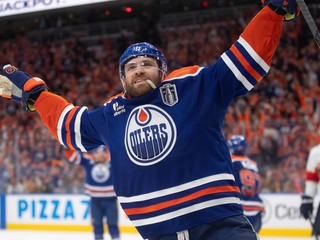Leon Draisaitl (Edmonton) oslavuje po tom, ako strelil víťazný gól proti Floride.