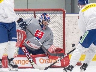 Slovenskí hokejoví reprezentanti zľava Maxim Čajkovič, brankár Stanislav Škorvánek a Šimon Petráš počas tréningu