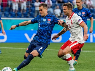 Peter Pekarík (vľavo) v zápase Slovensko - Poľsko na ME vo futbale (EURO 2020 / 2021).