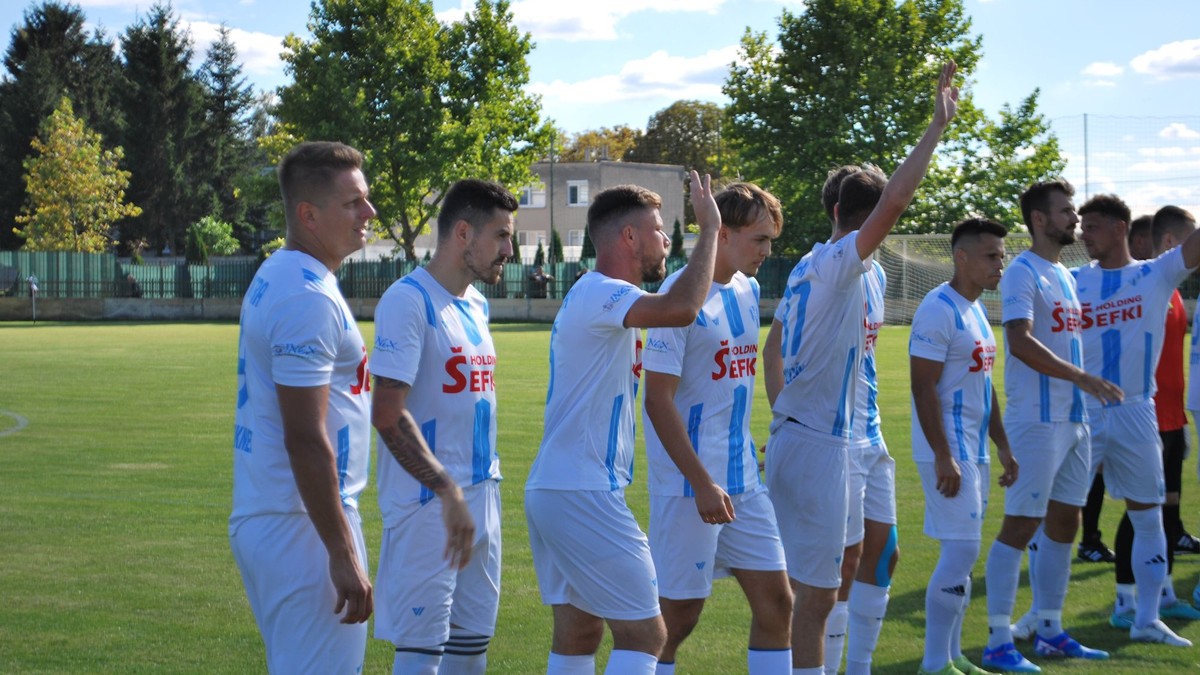 AC Nitra pred zápasom v Tvrdošovciach. Prvý zľava kanonier Matúš Paukner.