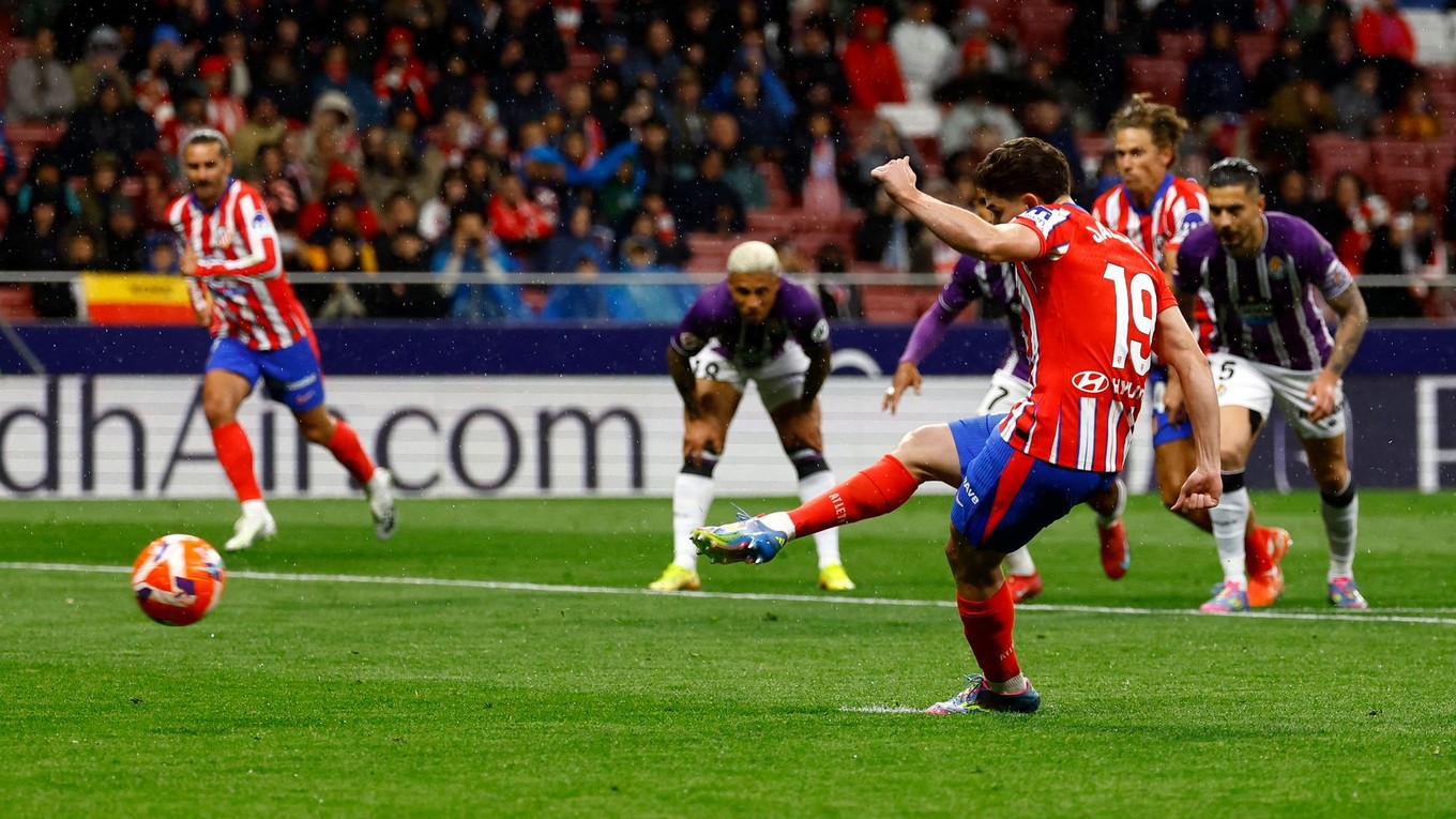 Julián Álvarez počas penalty v zápase Atlético Madrid - Real Valladolid v 31. kole La Ligy.