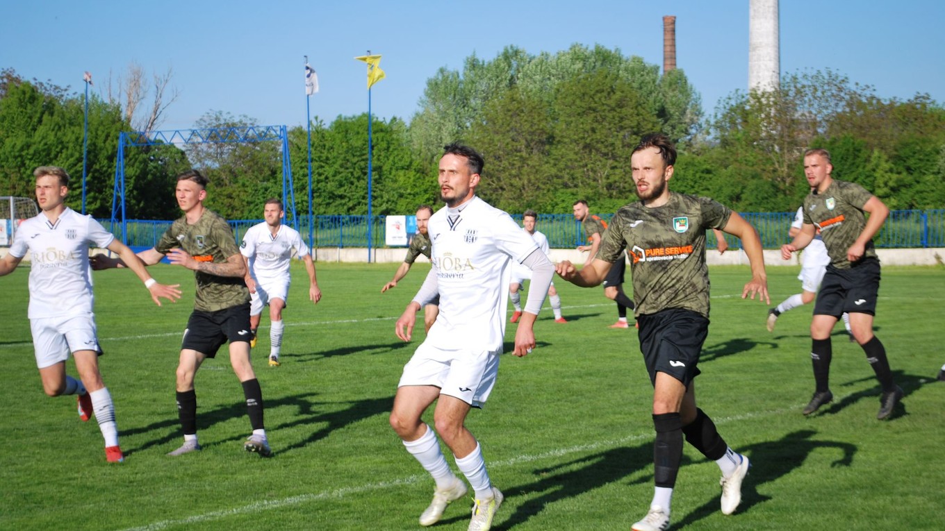 Piatoligovému stretnutiu ŠK Šurany (v bielom) a TJ Kostolné Kračany chýbalo iba gólové korenie.  
