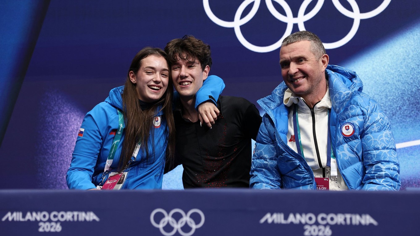 Adam Hagara s trénermi Alexandrou Hagarovou a Vladimirom Dvojnikovom po krátkom programe na ZOH 2026.