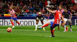 Julián Álvarez počas penalty v zápase Atlético Madrid - Real Valladolid v 31. kole La Ligy.