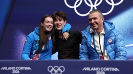 Adam Hagara s trénermi Alexandrou Hagarovou a Vladimirom Dvojnikovom po krátkom programe na ZOH 2026.