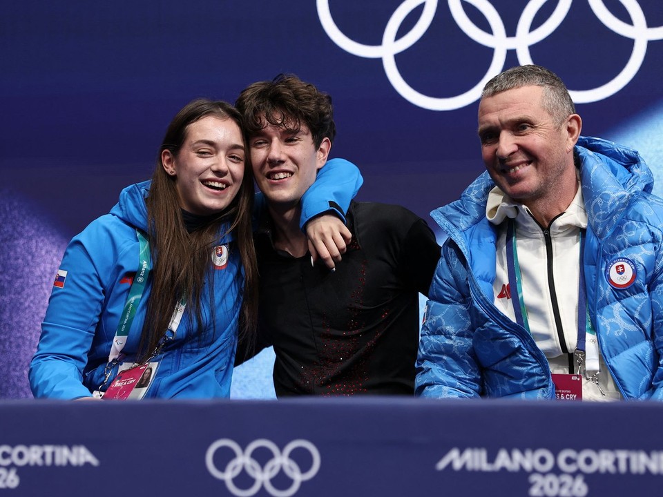 Adam Hagara s trénermi Alexandrou Hagarovou a Vladimirom Dvojnikovom po krátkom programe na ZOH 2026.