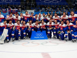 Slovenskí hokejoví bronzoví medailisti zo ZOH 2022 v Pekingu.