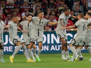 Kylian Mbappé sa teší so spoluhráčmi po strelenom góle.