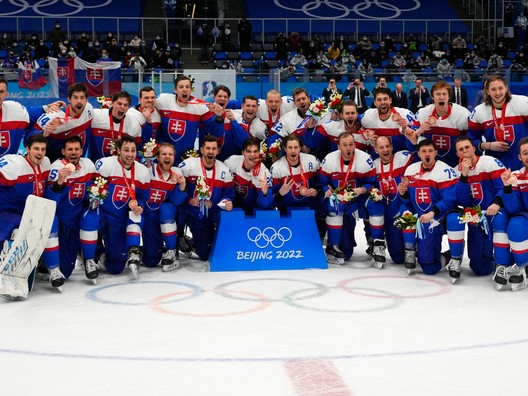 Slovenskí hokejoví bronzoví medailisti zo ZOH 2022 v Pekingu.