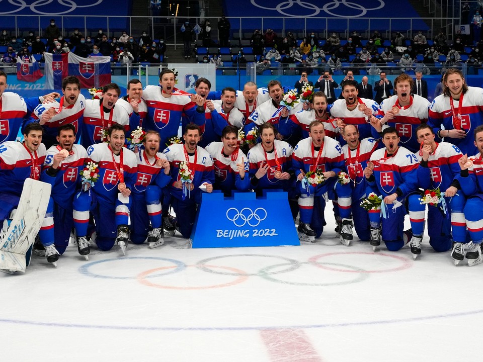 Slovenskí hokejoví bronzoví medailisti zo ZOH 2022 v Pekingu.