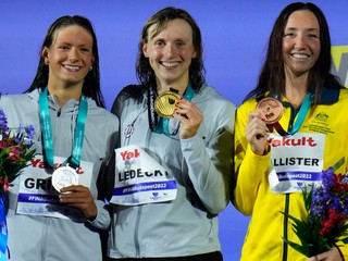 Katie Ledecká (v strede) získala svoju 18. zlatú medailu z MS.