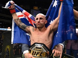 Alexander Volkanovski obhájil titul na UFC 266.