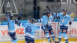 Hráči Nitry sa tešia z gólu v zápase  hokejovej Tipsport ligy.