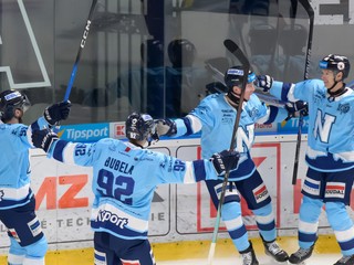 Hráči Nitry sa tešia z gólu v zápase  hokejovej Tipsport ligy.