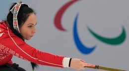 Curlerka na vozíku Monika Kunkelová v akcii na ZPH 2022 v Pekingu.
