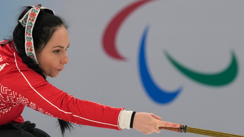 Curlerka na vozíku Monika Kunkelová v akcii na ZPH 2022 v Pekingu.