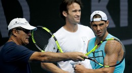 Tréner Toni Nadal (vľavo), Rafael Nadal a Carlos Moya (v pozadí) počas tréningu.