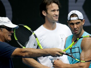 Tréner Toni Nadal (vľavo), Rafael Nadal a Carlos Moya (v pozadí) počas tréningu.
