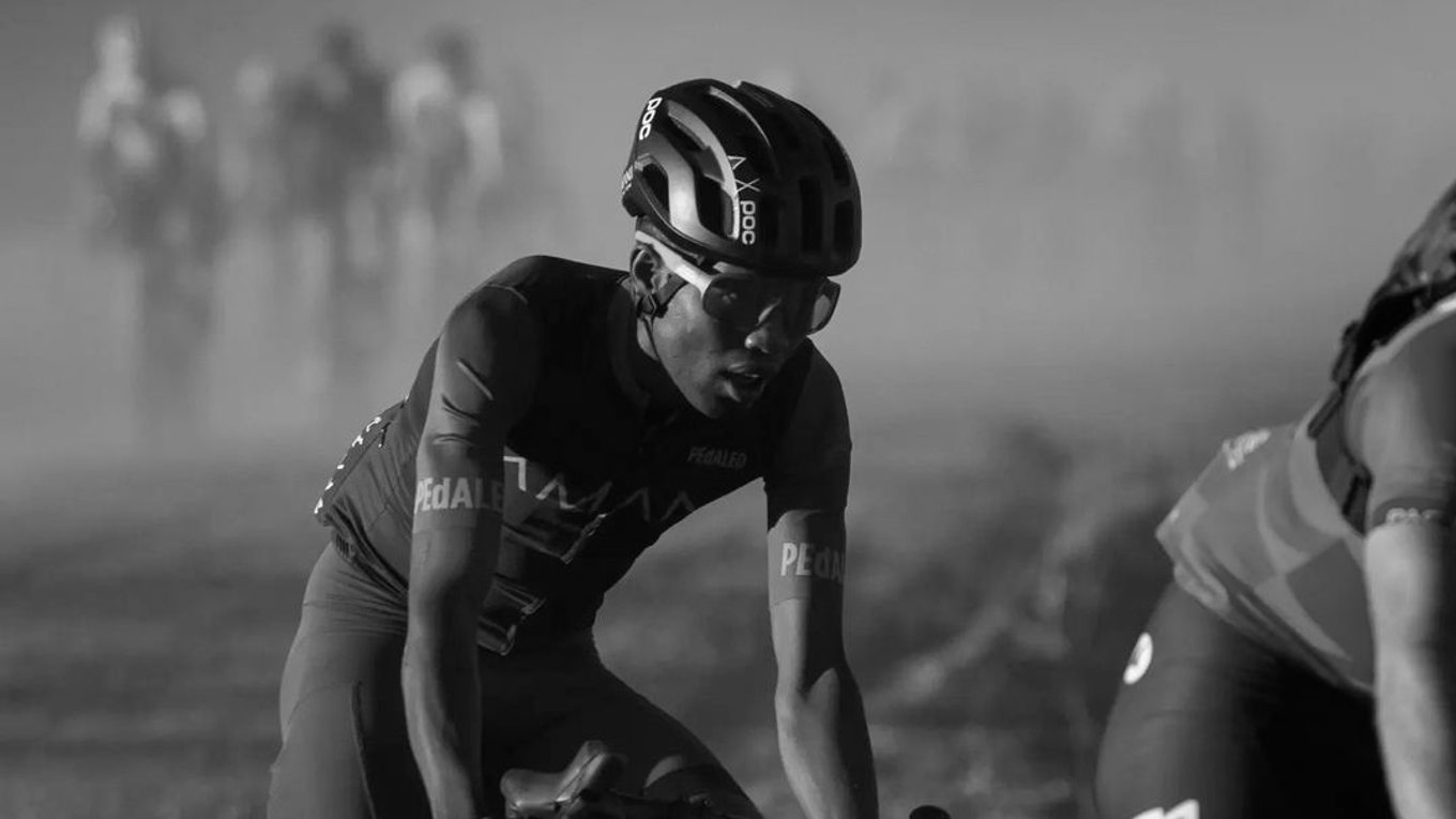 Kenský cyklista Sule Kangangi.