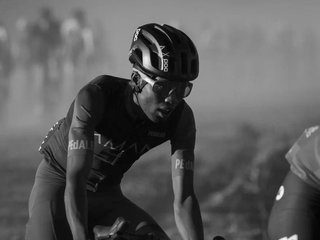 Kenský cyklista Sule Kangangi.