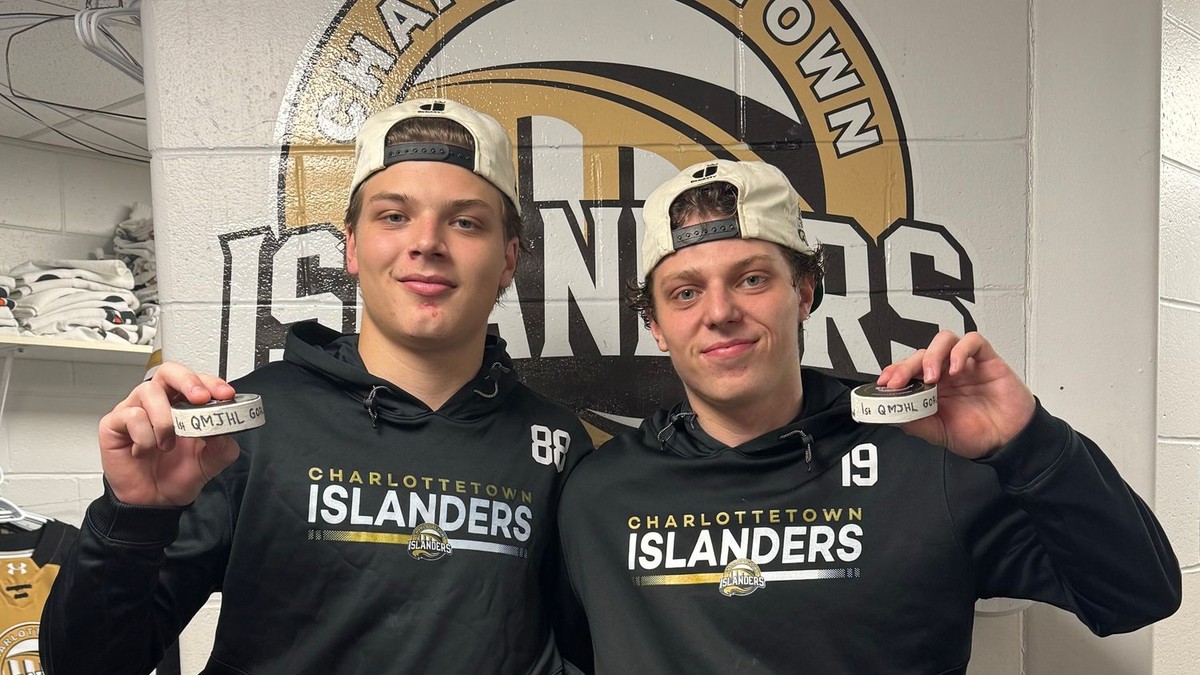 Jonas Ďurčo (vpravo) spolu so spoluhráčom oslavujú premiérové góly.