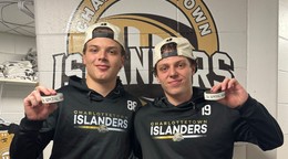 Jonas Ďurčo (vpravo) spolu so spoluhráčom oslavujú premiérové góly.