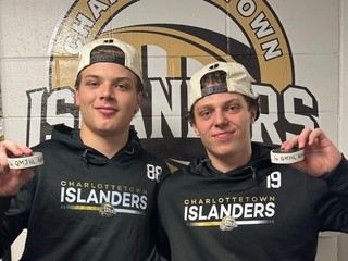 Jonas Ďurčo (vpravo) spolu so spoluhráčom oslavujú premiérové góly.