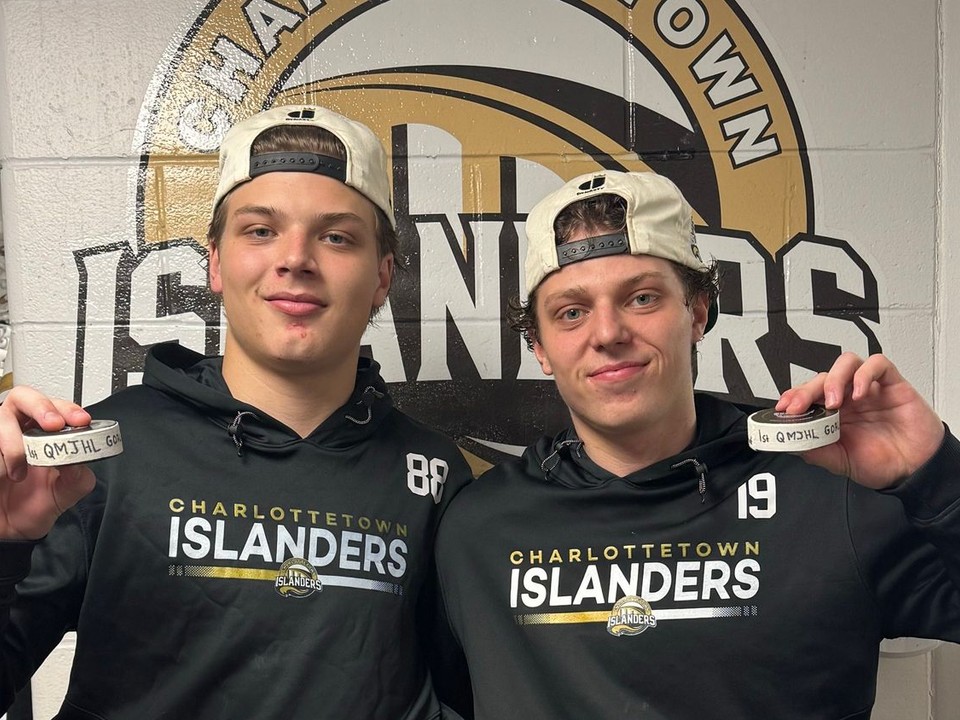 Jonas Ďurčo (vpravo) spolu so spoluhráčom oslavujú premiérové góly.