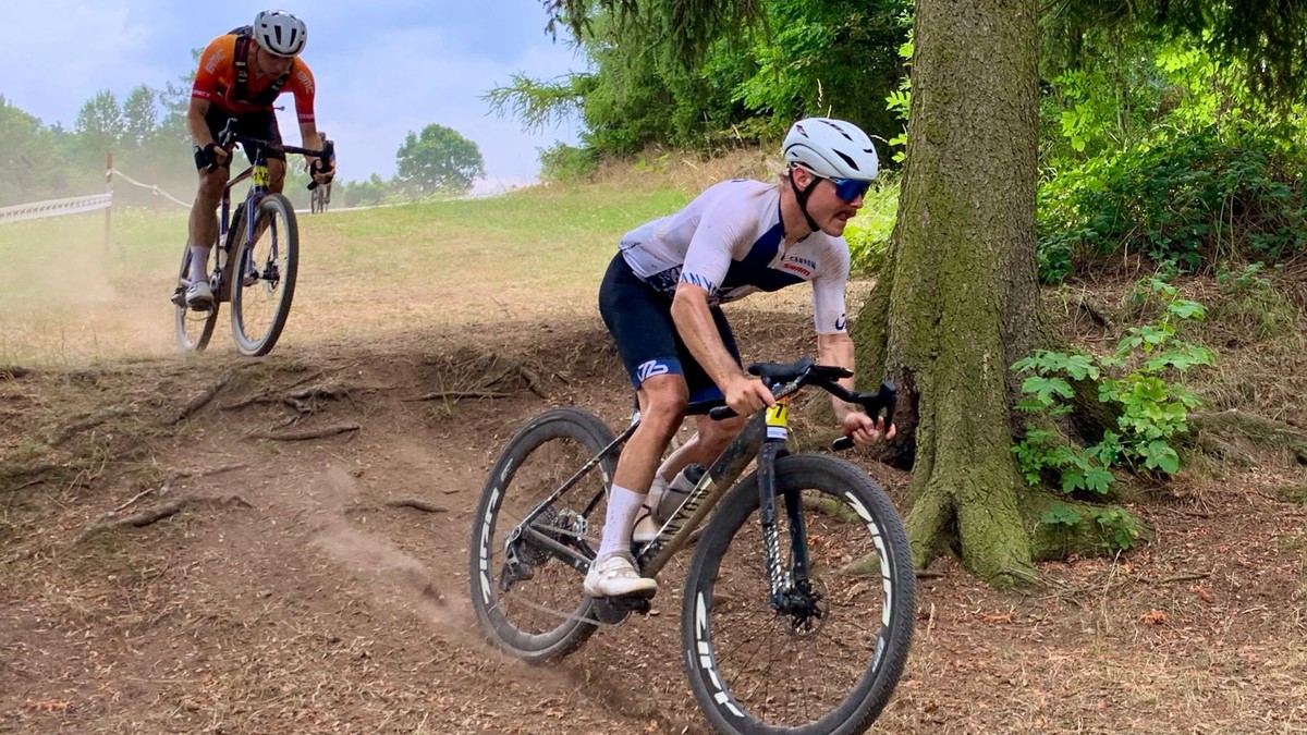 Valtteri Bottas na cyklistických pretekoch v Česku. 
