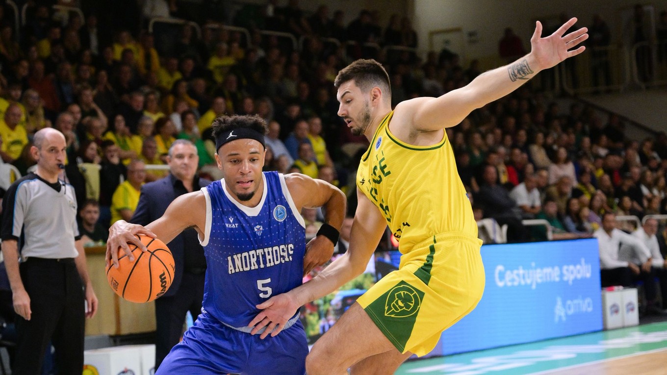 Na snímke zľava Marques Townes (Famagusta) a Njegos Sikiras (Levice) v zápase 4. kola  B-skupiny Europského pohára FIBA v basketbale mužov.